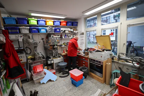Blick in die Werkstatt in Dannenberg mit Maschinen, Regalen und Werkbank