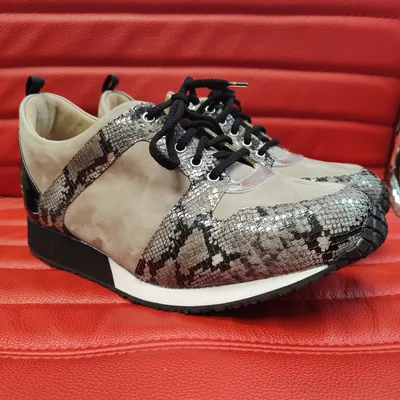 Maßgefertigter Sneaker in Grau mit Schlangenmuster