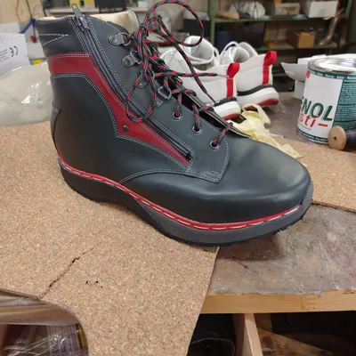 Maßgefertigter Schnürstiefel in Schwarz mit roten Nähten und Einsätzen